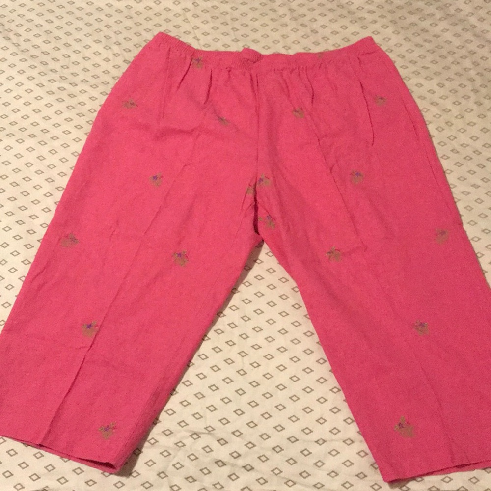 3/$15🌻Kim Rogers flower stitched capris